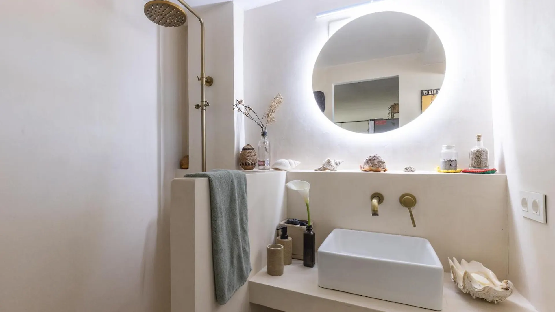 Chez Adela Apartment Almoster Homestay